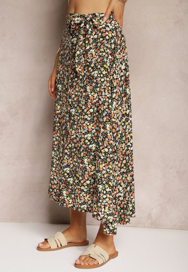 Renee - Czarno-Żółta Wiskozowa Rozkloszowana Spódnica Zapinana na Guziki z Materiałowym Paskiem Oheva. Kolor: czarny. Materiał: wiskoza, materiał. Wzór: nadruk, kwiaty. Sezon: wiosna, lato