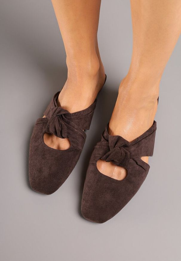 Born2be - Ciemnobrązowe Klapki Mule Vices Zdobione Supłem Lavisse. Okazja: na co dzień, na spotkanie biznesowe, do pracy. Kolor: brązowy. Materiał: jeans. Wzór: aplikacja. Obcas: na płaskiej podeszwie. Styl: biznesowy, klasyczny, elegancki, casual