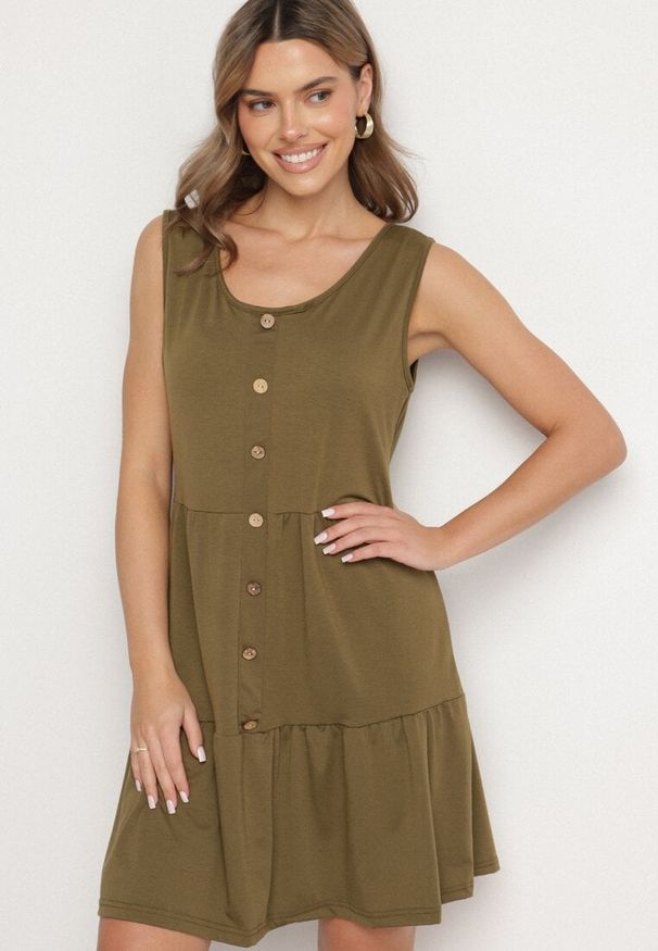Born2be - Ciemnozielona Sukienka o Rozkloszowanym Kroju na Szerokich Ramiączkach z Guzikami Saniella. Okazja: na co dzień. Kolor: zielony. Długość rękawa: na ramiączkach. Typ sukienki: rozkloszowane. Styl: klasyczny, casual, elegancki
