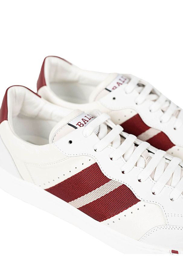 Bally Sneakersy "Wissal" | 6231628 | Wissal | Mężczyzna | Biały, Bordowy. Kolor: biały, czerwony, wielokolorowy. Materiał: skóra. Wzór: aplikacja, nadruk