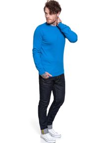 Wrangler - MĘSKI SWETER WRANGLER CREW KNIT DIRECTOIRE BLUE W8A0PDXKL. Kolor: niebieski