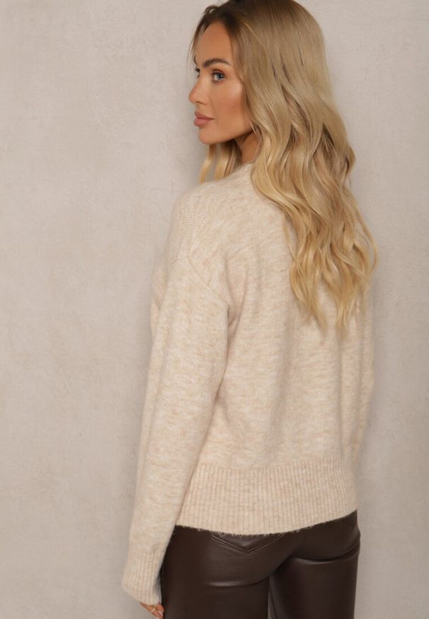 Renee - Beżowy Sweter z Domieszką Wełny Torissia. Okazja: do pracy, na co dzień. Kolor: beżowy. Materiał: wełna. Długość rękawa: długi rękaw. Długość: długie. Styl: elegancki, casual, klasyczny