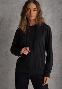 Renee - Granatowa Kangurka Bluza z Kapturem i Ściągaczem Saveria. Typ kołnierza: kaptur. Kolor: niebieski. Materiał: jeans. Styl: sportowy #2