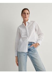 Reserved - Koszula z ozdobnymi aplikacjami - biały. Kolor: biały. Materiał: bawełna, tkanina. Wzór: aplikacja #1