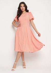 Born2be - Różowa Sukienka Vices o Rozkloszowanym Kroju z Odpinanym Kwiatem 3D Rallarea. Kolor: różowy. Wzór: kwiaty. Sezon: wiosna, lato #1