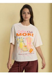 Sinsay - Bawełniana koszulka z motywem kawy i napisem „Coffee Club More” - kremowy. Kolor: kremowy. Materiał: bawełna. Wzór: napisy #1