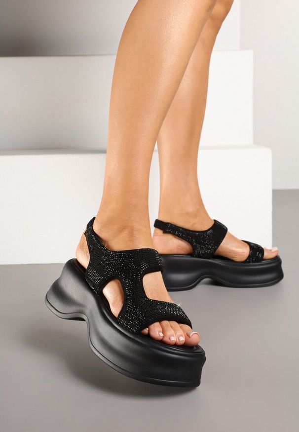 Renee - Czarne Sandały na Tłoczeniem Platformie Ozdobione Cyrkoniami Taneora. Okazja: na co dzień, na spacer. Kolor: czarny. Wzór: aplikacja. Sezon: lato. Obcas: na platformie. Styl: wizytowy, casual, elegancki