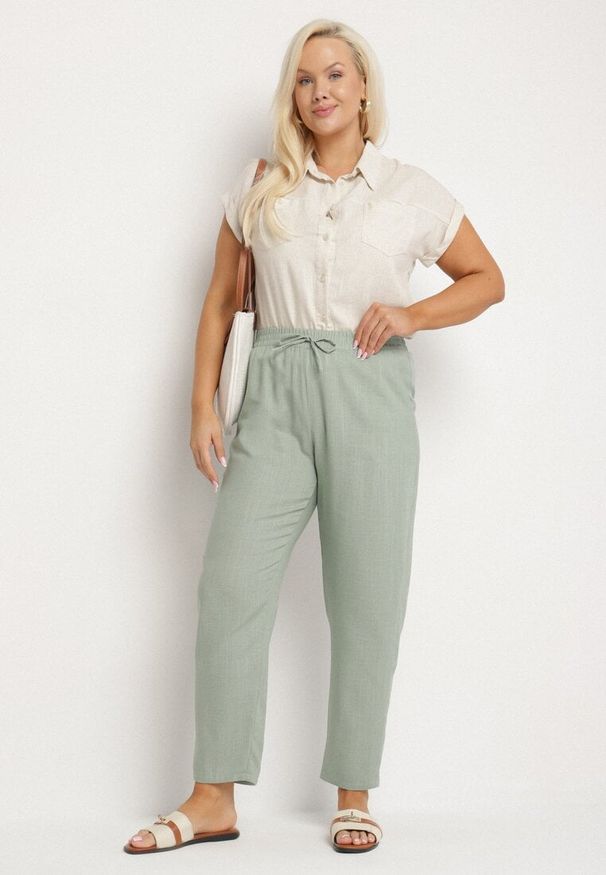 Born2be - Zielone Spodnie z Lnem i Elastyczną Gumką w Pasie Nativena. Okazja: na co dzień. Kolekcja: plus size. Kolor: zielony. Materiał: len. Styl: casual