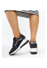 Czarne sneakersy damskie na koturnie Cross Jeans. Nosek buta: okrągły. Kolor: czarny. Materiał: materiał, guma. Obcas: na koturnie #6
