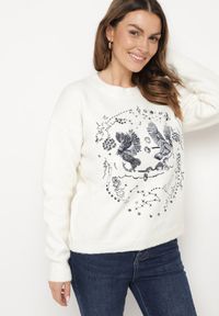 Born2be - Jasnobeżowy Sweter z Ozdobnym Haftem z Przodu Minavira. Okazja: na co dzień. Kolor: beżowy. Materiał: jeans. Wzór: haft. Styl: klasyczny, elegancki, casual #3