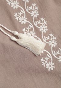 Born2be - Beżowa Bawełniana Bluzka Boho z Ozdobnym Haftem i Sznurkiem z Frędzlami Lamegenia. Okazja: na co dzień. Kolor: beżowy. Materiał: bawełna. Długość: długie. Wzór: haft. Styl: boho #6