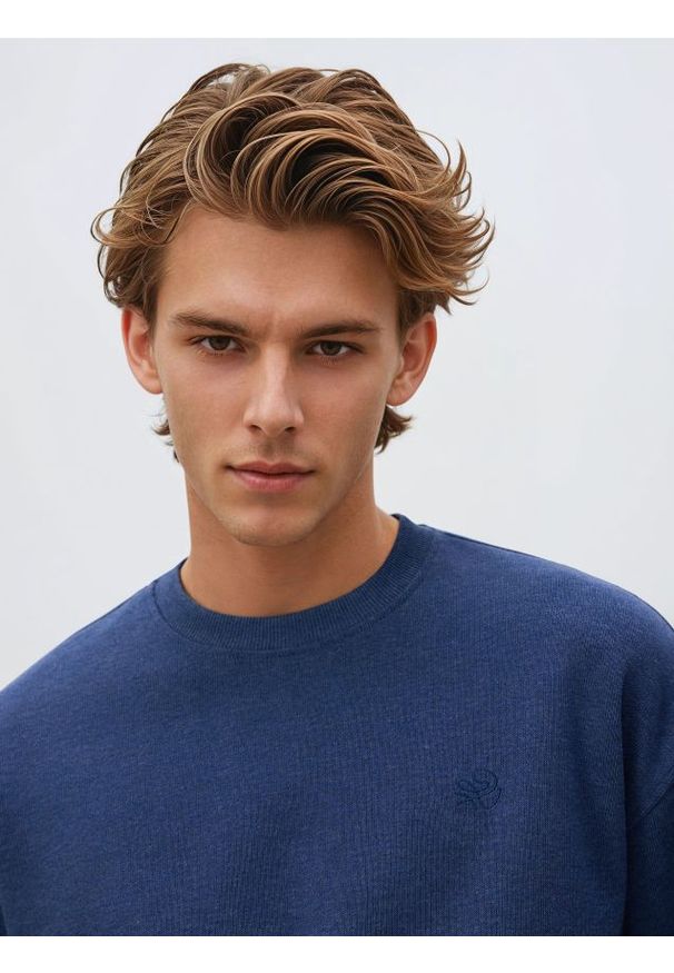 Reserved - Bluza z drobnym haftem - granatowy. Kolor: niebieski. Materiał: dzianina, bawełna. Wzór: haft