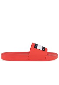 Klapki Tommy Jeans Pool Slide EM0EM01191-XNL - czerwone. Okazja: na plażę, na co dzień. Kolor: czerwony. Materiał: materiał. Szerokość cholewki: normalna. Wzór: aplikacja. Sezon: lato. Sport: pływanie #1
