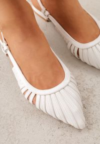 Born2be - Białe Sandały na Płaskiej Podeszwie Ozdobione Wycięciami Auraly. Okazja: na co dzień. Zapięcie: sprzączka. Kolor: biały. Materiał: jeans. Wzór: aplikacja. Obcas: na płaskiej podeszwie. Styl: casual, elegancki #4