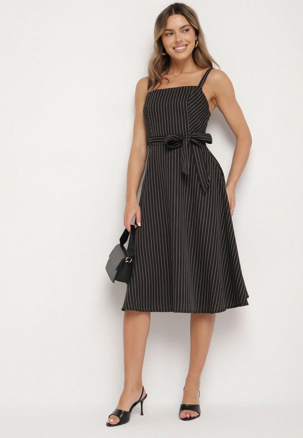 Born2be - Czarna Sukienka z Wiskozą ze Wzorem Pasków Dolereia. Okazja: na co dzień. Kolor: czarny. Materiał: wiskoza. Długość rękawa: na ramiączkach. Styl: casual, klasyczny. Długość: midi