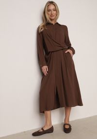 Born2be - Brązowa Wiskozowa Sukienka Koszulowa z Marszczeniem i Guzikiem w Talii Lennatha. Okazja: na co dzień. Kolor: brązowy. Materiał: wiskoza. Typ sukienki: koszulowe. Styl: casual, elegancki, klasyczny #5