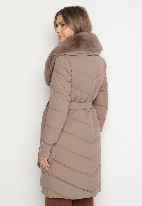 Born2be - Ciemnobeżowa Elegancka Kurtka z Pikowanymi Przeszyciami i Futrzanym Kołnierzem Gallea. Okazja: na spacer, na co dzień. Kolor: beżowy. Materiał: futro. Sezon: zima. Styl: elegancki