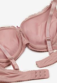 Renee - Różowy Biustonosz z Efektem Push Up z Delikatną Koronką Xilemia. Kolor: różowy. Materiał: koronka. Rodzaj stanika: push-up. Wzór: koronka