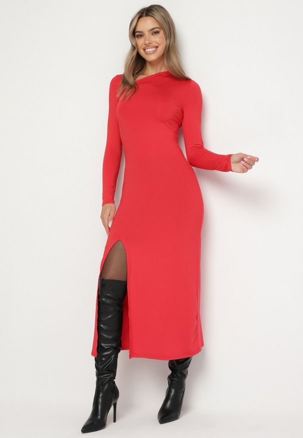 Born2be - Czerwona Sukienka Taliowana z Asymetrycznym Dekoltem i Rozcięciem Saiala. Okazja: do pracy, na spotkanie biznesowe. Kolor: czerwony. Długość rękawa: długi rękaw. Typ sukienki: asymetryczne. Styl: wizytowy, biznesowy, klasyczny