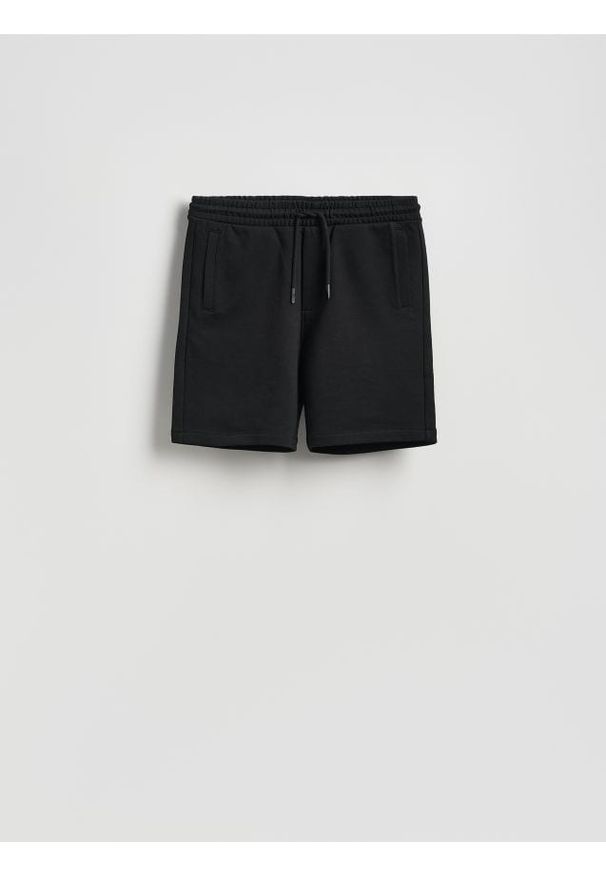 Reserved - Dresowe szorty regular fit - czarny. Kolor: czarny. Materiał: dresówka