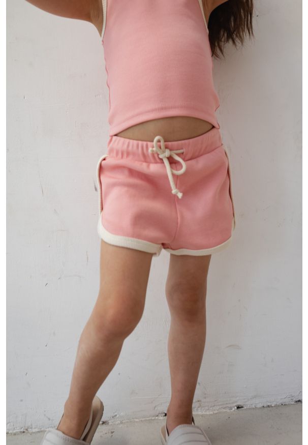 Marsala - MINI spodenki z beżowym obszyciem w kolorze PASTEL PINK - DALTON-128-134 (8-9). Kolor: różowy. Materiał: guma, elastan, dzianina, prążkowany, bawełna. Wzór: gładki