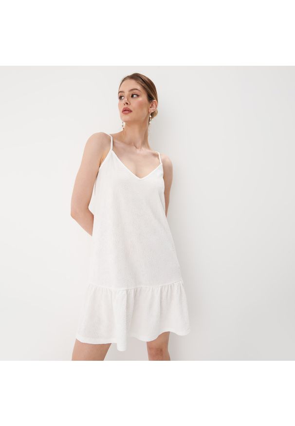Mohito - Biała sukienka mini o kroju litery A - Biały. Kolor: biały. Długość: mini