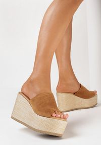 Born2be - Brązowe Klapki z Szerokim Paskiem i Wysokim Koturnie z Platformą Lornea. Kolor: brązowy. Materiał: materiał. Sezon: lato. Obcas: na koturnie. Styl: boho
