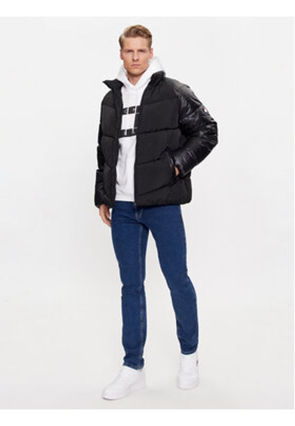 Tommy Jeans Kurtka zimowa DM0DM17226 Czarny Relaxed Fit. Kolor: czarny. Materiał: syntetyk. Sezon: zima