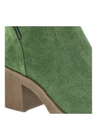 Zielone Botki Nessi Modne Obuwie Damskie. Zapięcie: zamek. Kolor: zielony. Materiał: zamsz, skóra. Sezon: jesień. Obcas: na obcasie. Styl: elegancki. Wysokość obcasa: średni #3