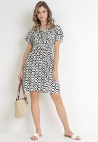 Born2be - Szaro-Biała Sukienka Mini z Wiskozy z Gumką w Pasie i Kopertowym Dekoltem Karisa. Kolor: szary. Materiał: wiskoza. Długość rękawa: krótki rękaw. Sezon: wiosna, lato. Typ sukienki: kopertowe. Długość: mini #2