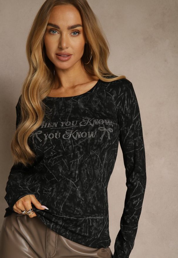 Renee - Czarna Bluzka Longsleeve Ozdobiona Geometrycznym Motywem Uninessa. Okazja: na co dzień. Kolor: czarny. Materiał: jeans. Długość rękawa: długi rękaw. Wzór: geometria, aplikacja. Styl: casual