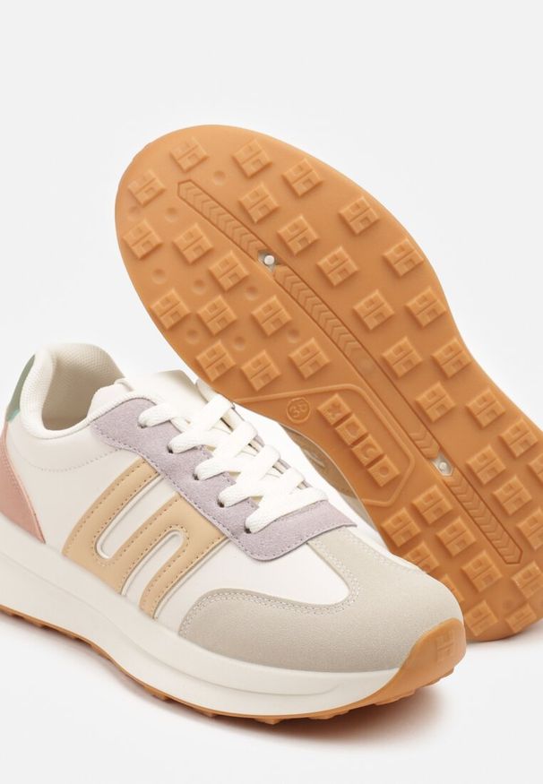 Renee - Beżowo-Fioletowe Sneakersy Ozdobione Geometrycznym Wzorem Eldvisa. Okazja: na co dzień. Kolor: beżowy. Materiał: jeans. Wzór: aplikacja, geometria