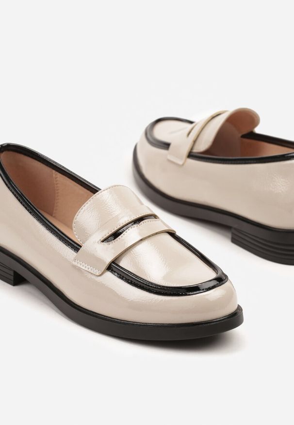 Born2be - Beżowe Lakierowane Mokasyny ze Skórzaną Wkładką i Kontrastującymi Zdobieniami Adivela. Okazja: na co dzień. Kolor: beżowy. Materiał: skóra, lakier. Wzór: aplikacja. Obcas: na obcasie. Styl: elegancki, casual, klasyczny. Wysokość obcasa: niski