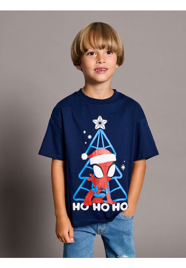 Sinsay - Świąteczna koszulka z nadrukiem Spider-Man - granatowy. Kolor: niebieski. Materiał: bawełna. Wzór: nadruk. Styl: wizytowy