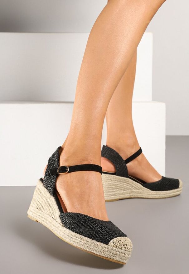 Renee - Czarne Sandały Typu Espadryle na Koturnie z Plecionki Renaelle. Okazja: na co dzień, na imprezę. Kolor: czarny. Obcas: na koturnie. Styl: elegancki, klasyczny, casual