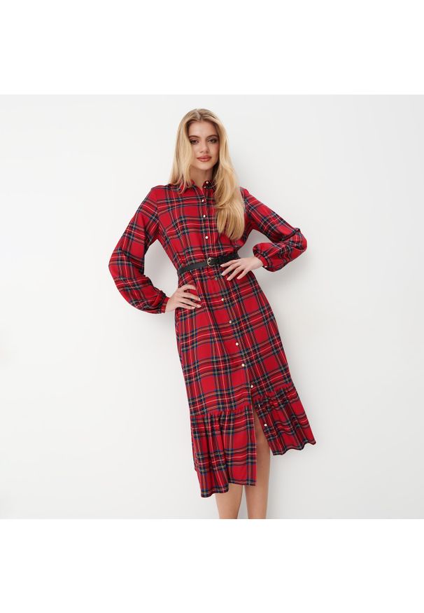 Mohito - Koszulowa sukienka midi w kratę - Czerwony. Kolor: czerwony. Typ sukienki: koszulowe. Długość: midi