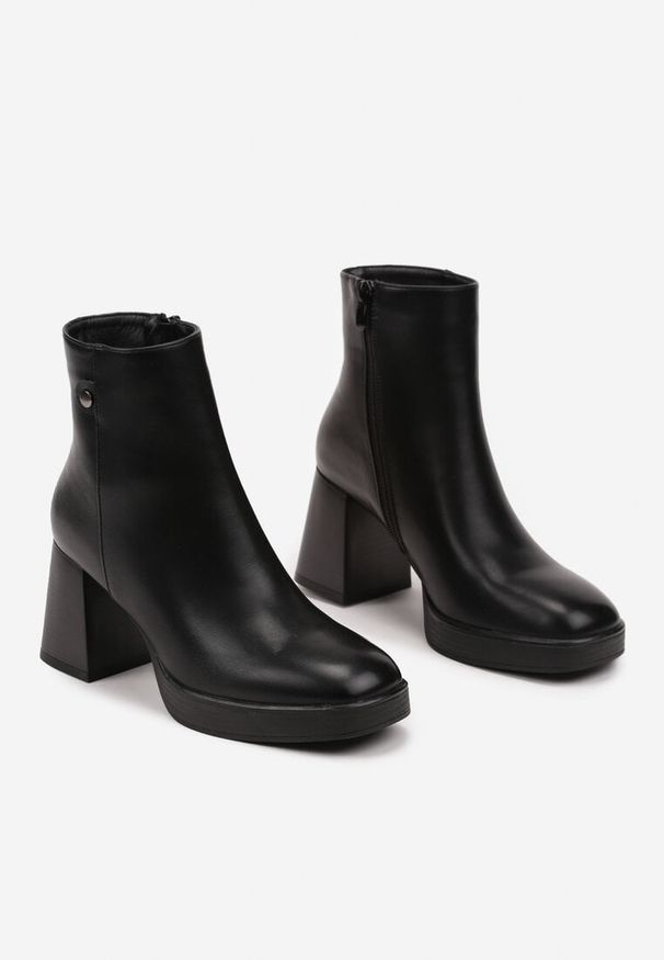 Renee - Czarne Botki na Słupku Ozdobione Kwadratowym Noskiem Ansilena. Okazja: na co dzień. Kolor: czarny. Materiał: dzianina, skóra. Wzór: aplikacja. Obcas: na słupku. Styl: casual, elegancki