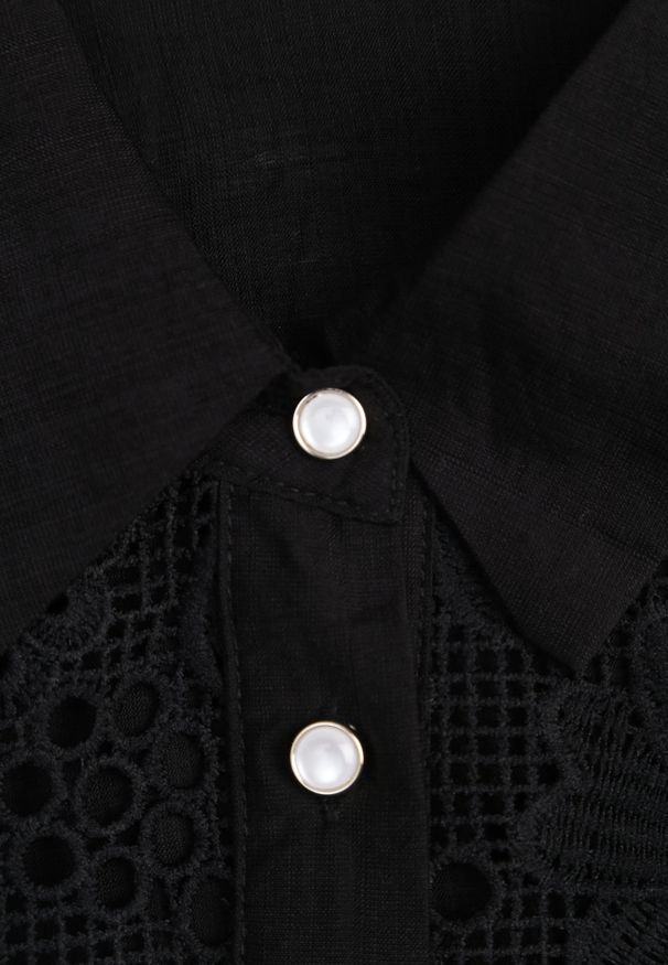 Renee - Czarna Wiskozowa Koszula z Krótkim Rękawem Zdobiona Koronkowymi Wstawkami Phiniche. Okazja: na imprezę. Kolor: czarny. Materiał: wiskoza, koronka. Długość rękawa: krótki rękaw. Długość: krótkie. Wzór: aplikacja. Sezon: lato. Styl: elegancki