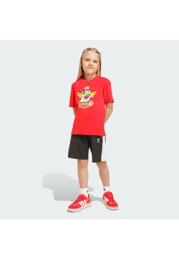 Zestaw Adidas Disney Mickey Mouse T-Shirt. Okazja: na uczelnię. Kolor: czerwony, biały, wielokolorowy. Materiał: dresówka. Wzór: motyw z bajki. Styl: sportowy