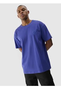 4f - 4F T-shirt oversize z nadrukiem męski - fioletowy L. Okazja: na co dzień. Kolor: fioletowy. Materiał: dzianina, jersey, bawełna. Długość rękawa: krótki rękaw. Długość: krótkie. Wzór: nadruk. Styl: sportowy, klasyczny, casual