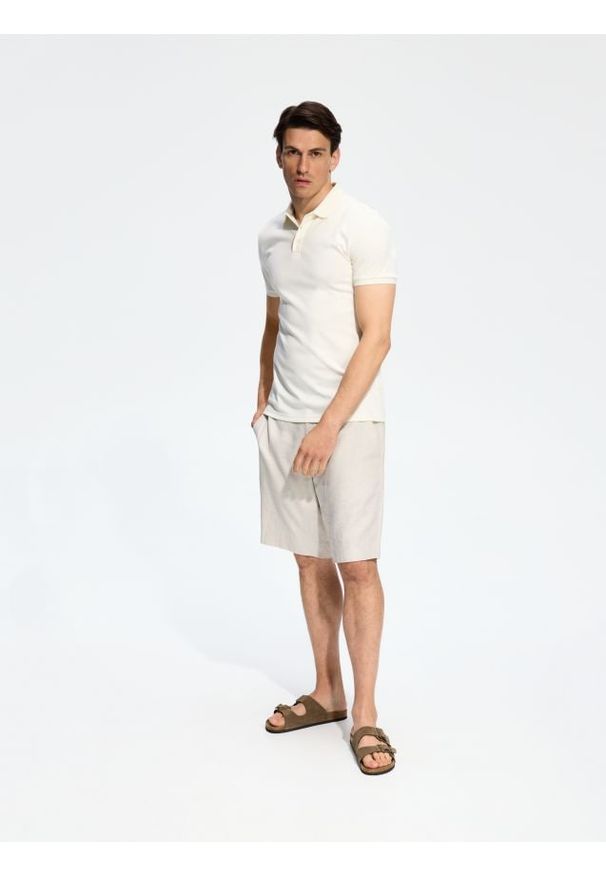 Reserved - Koszulka polo slim - złamana biel. Typ kołnierza: polo. Materiał: bawełna, dzianina