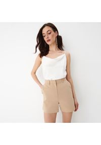 Mohito - Beżowe szorty z wysokim stanem - Beżowy. Stan: podwyższony. Kolor: beżowy