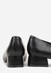 Renee - Czarne Czółenka Vices na Obcasie Typu Słupek ze Skórzaną Wkładką Rilomena. Okazja: na spotkanie biznesowe. Kolor: czarny. Materiał: skóra. Obcas: na obcasie. Styl: biznesowy, klasyczny. Wysokość obcasa: średni #8