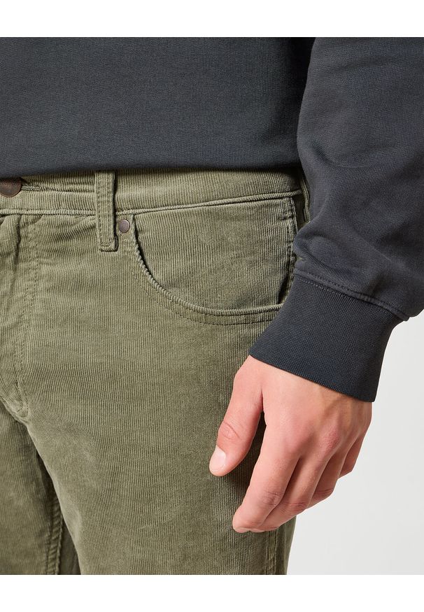 Wrangler - WRANGLER GREENSBORO MĘSKIE SPODNIE MATERIAŁOWE SZTRUKSOWE SZTRUKS DUSTY OLIVE 112356861 W15Q018011. Materiał: materiał, sztruks