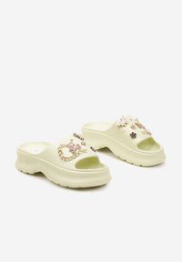 Born2be - Jasnozielone Klapki Piankowe na Grubej Podeszwie Zdobione Zawieszkami Galione. Okazja: na co dzień. Kolor: zielony. Materiał: jeans, skóra. Wzór: aplikacja. Styl: klasyczny, casual, elegancki #6