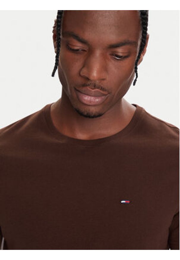 Tommy Jeans T-Shirt DM0DM04411 Brązowy Regular Fit. Kolor: brązowy. Materiał: bawełna
