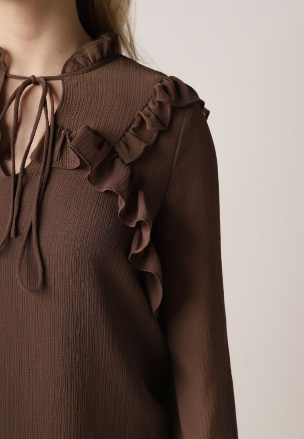 Born2be - Brązowa Romantyczna Bluzka z Falbankami i Wiązaniem przy Dekolcie Zeaniyana. Okazja: na spotkanie biznesowe, na co dzień, na spacer. Typ kołnierza: kołnierz z falbankami. Kolor: brązowy. Materiał: jeans, poliester. Styl: biznesowy, casual