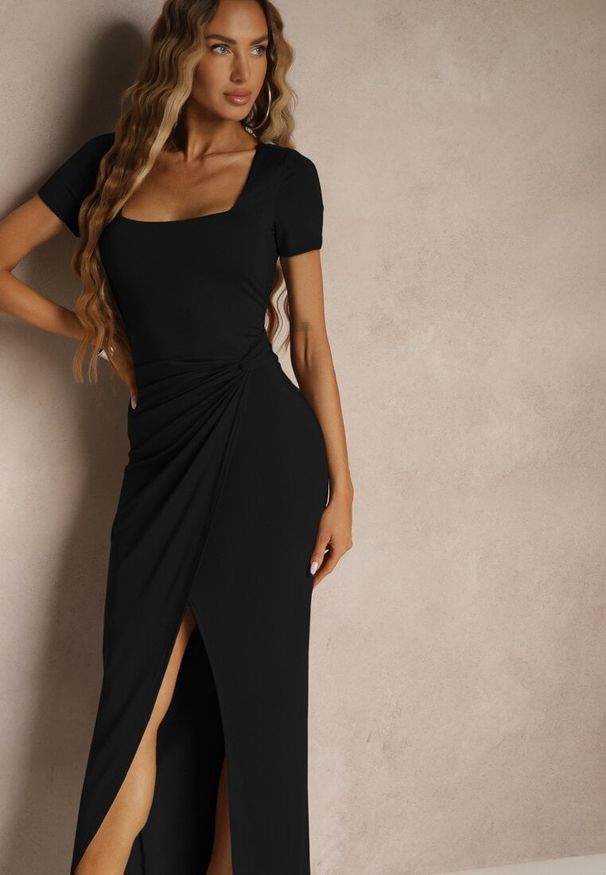 Renee - Czarna Sukienka z Wiskozą Ozdobiona Marszczeniem i Rozcięciem na Nogę Milanorea. Kolor: czarny. Materiał: wiskoza. Wzór: aplikacja