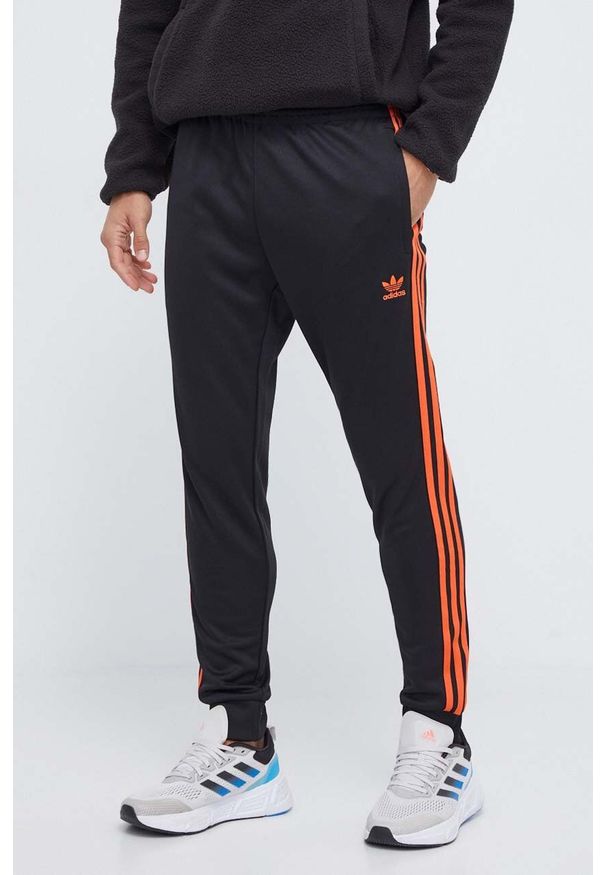 adidas Originals spodnie dresowe kolor czarny z aplikacją. Kolor: czarny. Materiał: dresówka. Wzór: aplikacja