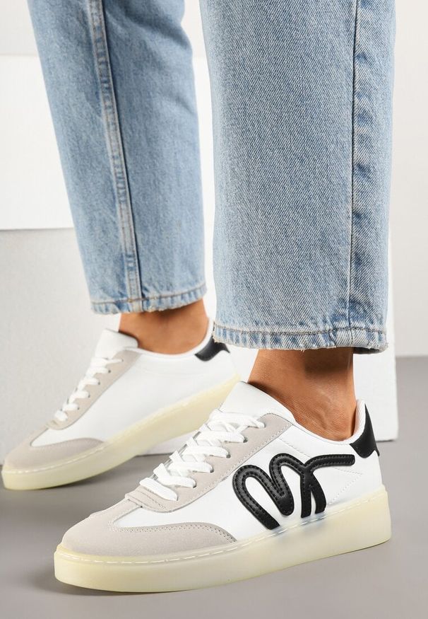 Renee - Białe Sneakersy Kultowe Tenisówki Zdobione Abstrakcyjną Aplikacją Fendiva. Okazja: na co dzień. Zapięcie: sznurówki. Kolor: biały. Materiał: jeans. Wzór: aplikacja